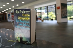 Im Foyer der Deutschen Sporthochschule fällt das Buch sofort ins Auge