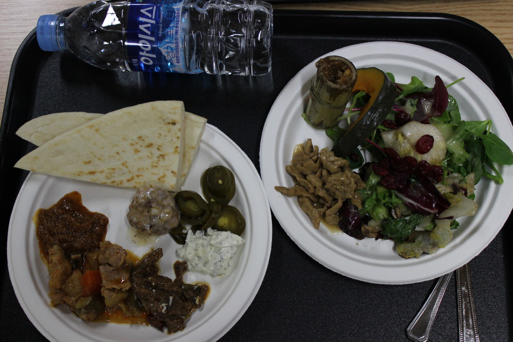 Auswahl aus dem Bereich "Halal" mit Salat
