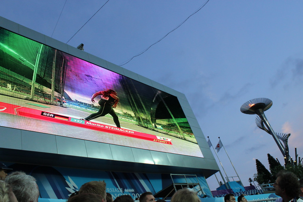 Marike auf dem Großbildschirm neben dem Universiade-Feuer