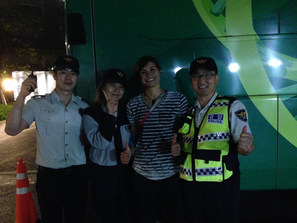 Foto zusammen mit den Polizisten, die das Universiade-Dorf bewachen