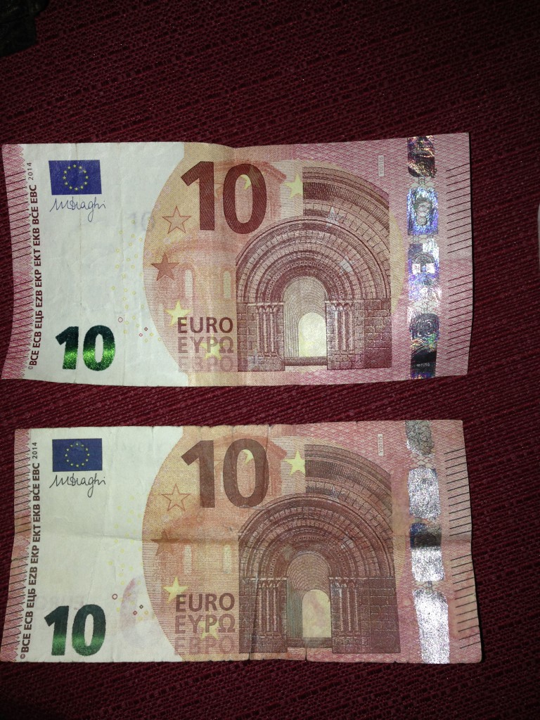 Oben: Ein echter 10€-Schein Unten: Falschgeld