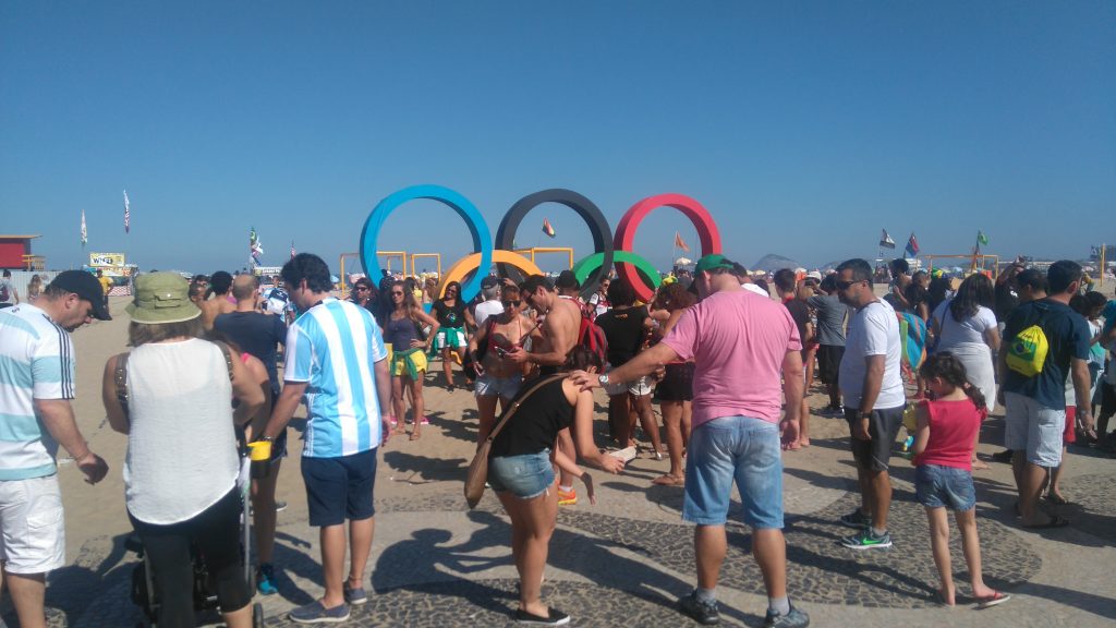 Andrang an den Olympischen Ringen an der Copacabana